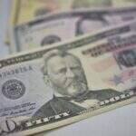 Dólar começa semana em baixa movido a dados da economia externa