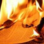 Mulher ateia fogo em documentos de marido que chegou mais tarde em casa