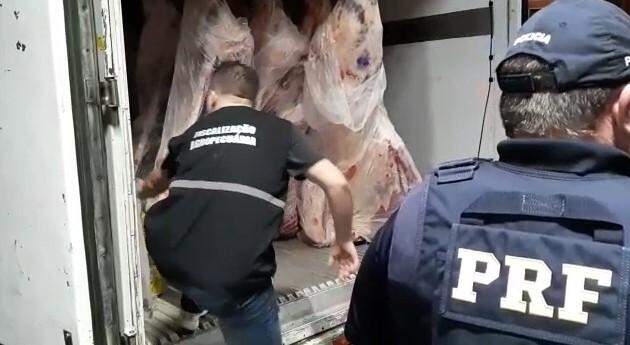 Caminhoneiro sai de MS com 1 ton de maconha em carga de carne e é preso no RS