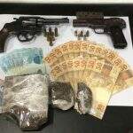 Em casa usada para esconder armas, polícia flagra homem com munição e drogas
