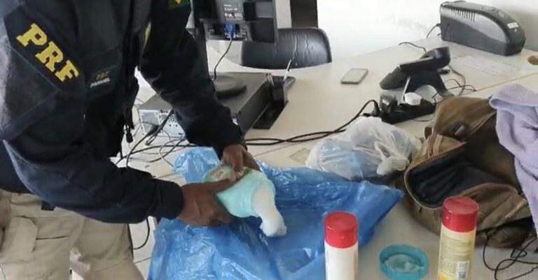 Passageiro de ônibus é preso com 1,9 kg de drogas em embalagens de shampoo 