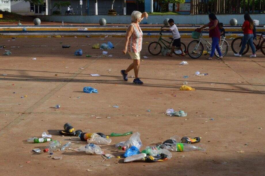Depois de sujeira no Carnaval, bloco independente pede desculpas e ajuda na limpeza