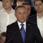 Com resultado apertado, presidente populista é reeleito na Polônia