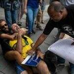 Apoiadores de deputado preso agridem manifestante com placa de Marielle Franco na porta da PF