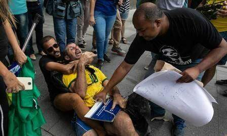 Apoiadores de deputado preso agridem manifestante com placa de Marielle Franco na porta da PF