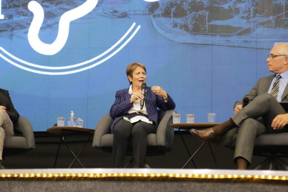 Ministra Tereza Cristina respondendo a pergunta durante painel da Unale