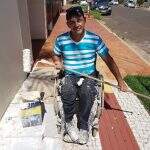 Bala perdida mudou para sempre vida de pintor que agora trabalha em cadeira de rodas