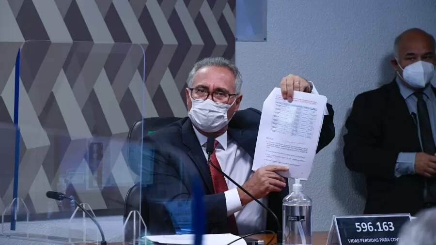 Com relatório quase pronto, Renan Calheiros rebate Flávio Bolsonaro por críticas à CPI