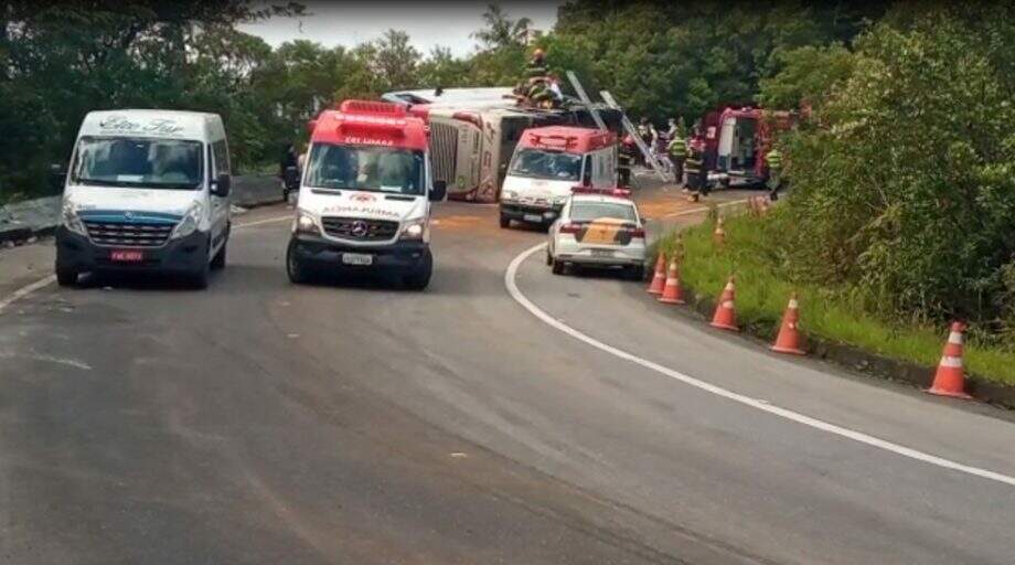 Ônibus de turismo tomba no trecho de serra da Oswaldo Cruz e deixa mortos mortos