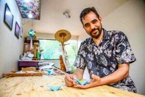 Elder Alves Severino é origamista e mestre em origamis em Campo Grande