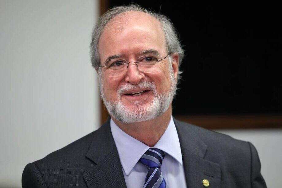 Ex-governador de MG Eduardo Azeredo é considerado foragido, diz Polícia Civil