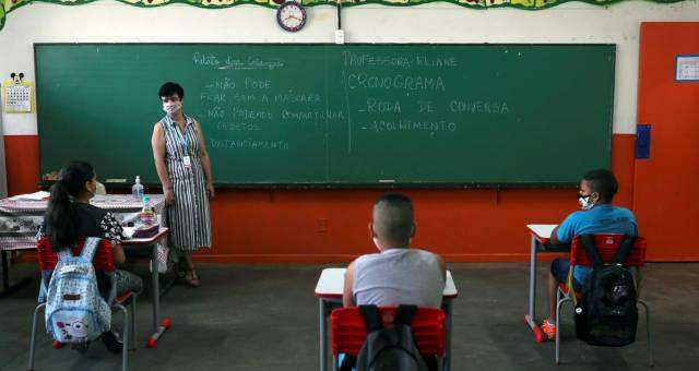 Escolas estaduais de São Paulo retornam às aulas presenciais nesta segunda