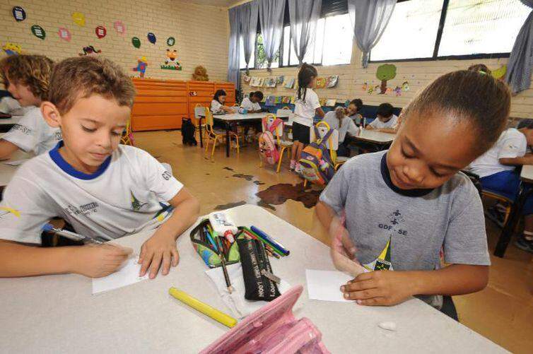 Brasil amplia investimento em educação infantil, diz OCDE