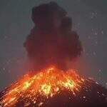 Na Indonésia, vulcão Anak Krakatoa entra em erupção.