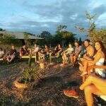 De camarote, elenco de Pantanal se reúne para assistir ao pôr do sol de Mato Grosso do Sul