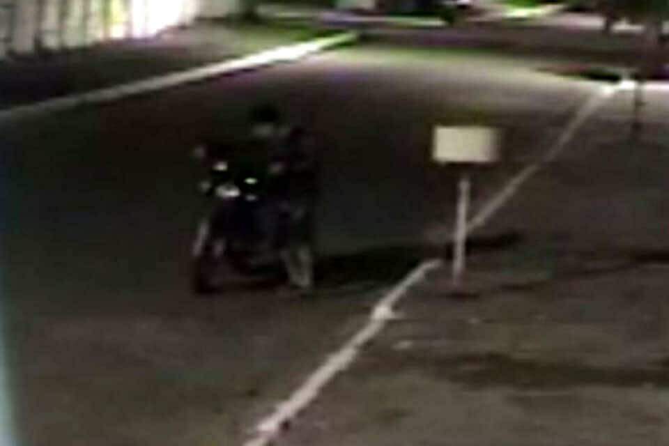 Foragido, rapaz finge pane ao ser flagrado empurrando moto e acaba preso por furto