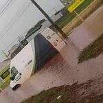 VÍDEO: Chuva alaga avenidas e furgão fica preso em enxurrada em Campo Grande