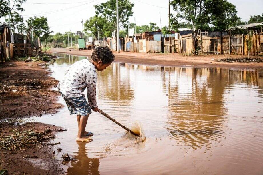 Na ‘Aguadinha’, famílias perdem o que têm e se preparam como podem para temporada de chuvas
