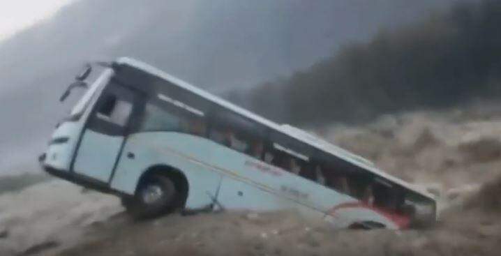 VÍDEO: Enxurrada arrasta ônibus na Índia