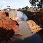 Outro muro de contenção do rio Anhanduí cai, assusta moradores e interdita trânsito