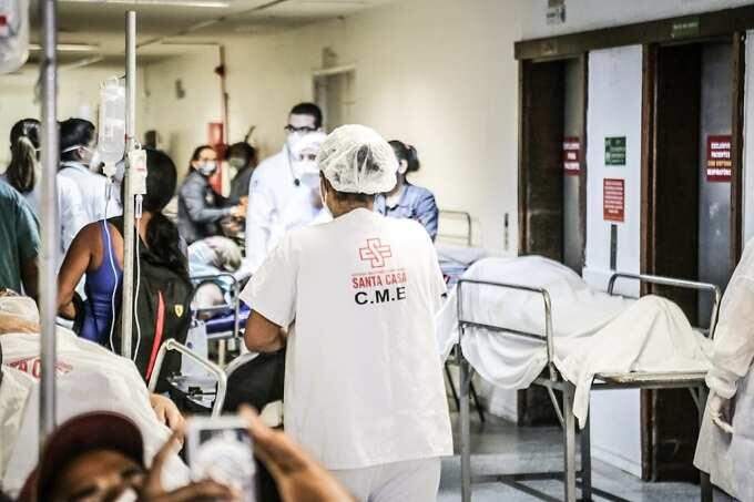 Pacientes graves estão ‘improvisados’ em salas e diretoria avalia restrição na Santa Casa