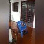 VÍDEO: Enxurrada invade casa de moradora no bairro Tiradentes