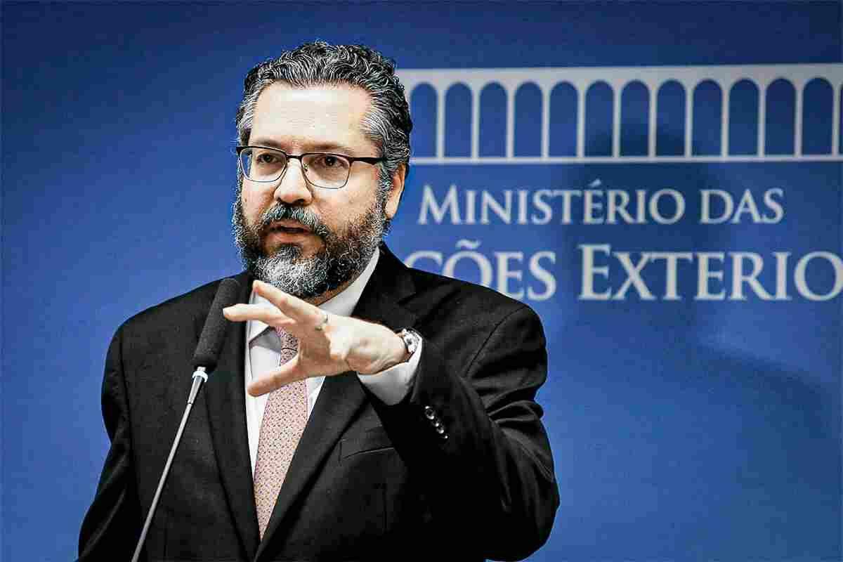 Após polêmicas e postagem, ministro Ernesto Araújo decide pedir demissão do cargo