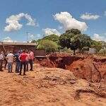 Prefeitura de Nova Andradina constrói aterro para evitar aumento de cratera que ameaça casa