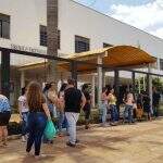 VÍDEO: Em Dourados, estudantes formam fila à espera da abertura de portões para o Enem