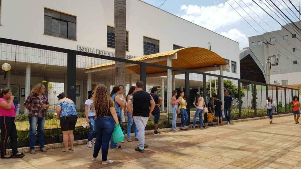 Alunos esperaram portões abrirem no local (Marcos Ermínio