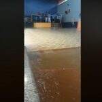 VÍDEO: Alunos ficam ‘ilhados’ durante alagamento em escola municipal