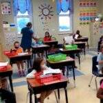 EUA: Com novos surtos de covid-19, planos de volta às aulas são atrapalhados e escolas fecham as portas