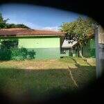 Sem aulas e sem manutenção: matagal toma conta de escolas estaduais em Campo Grande