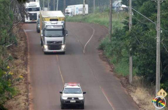 Polícia militar escolta caminhões com produtos essenciais em estados brasileiros