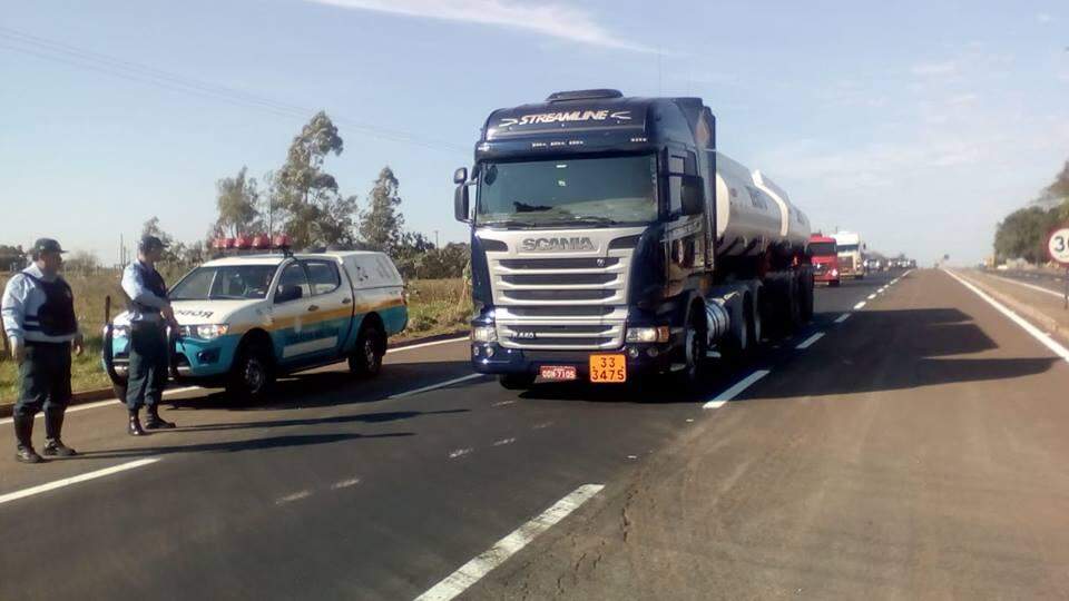 Polícia Rodoviária escolta 50 caminhões com combustível em MS