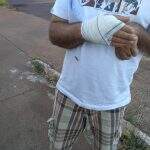 Depois de ser esfaqueado em frente de casa, homem encontra ladrão em posto de saúde de Campo Grande