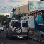 FLAGRA: Estacionado em local proibido em frente a Policlínica da PM, condutor causa congestionamento