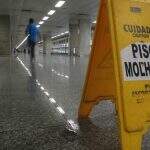 Justiça manda supermercado indenizar em R$ 10 mil cliente que caiu em piso molhado