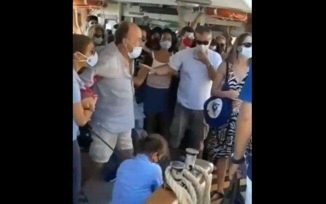 Jovem é expulso de barco italiano após retirar máscara de proteção