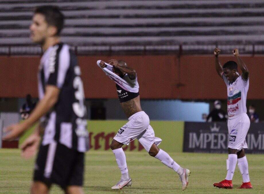 Com um a mais, Botafogo empata com a Portuguesa