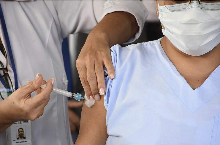 Vacinação contra Covid neste domingo em Campo Grande será apenas no drive-thru do Albano Franco