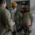 Jovens ‘brincam’ em elevador e Bombeiros são acionados para destravar equipamento