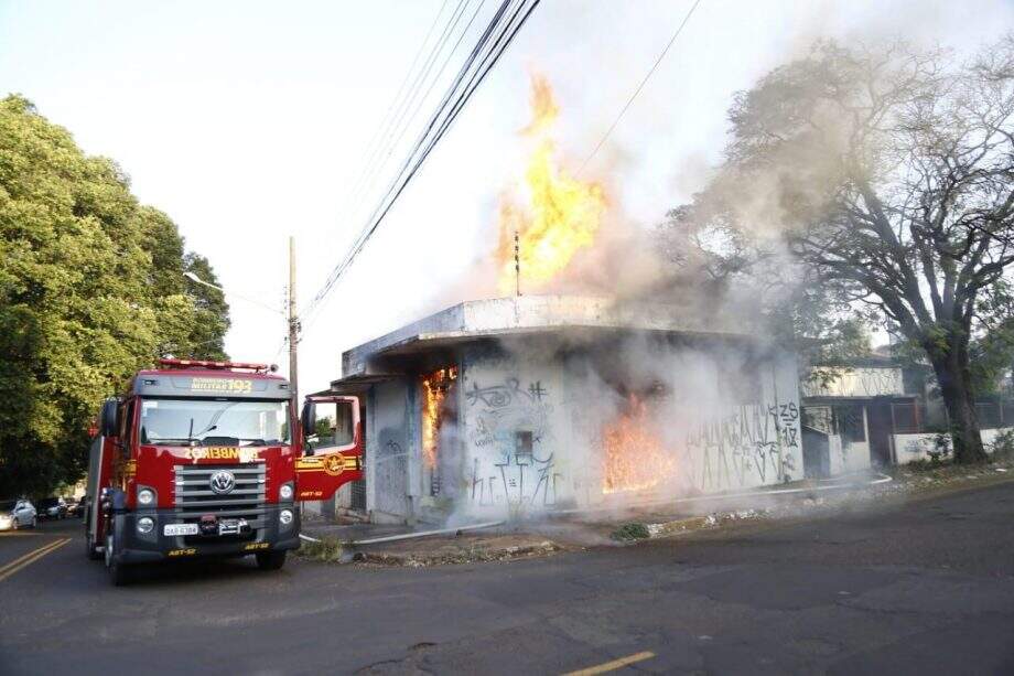 VÍDEO: Incêndio atinge conveniência abandonada na região do Amambai