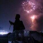 Fogos de artifício colorem os céus do Japão para animar a população em meio à pandemia.