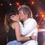 Fã que ganhou selinho de Bon Jovi subiu no palco com segundas intenções