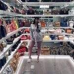 Kylie Jenner é famosa por seu closet cheio de itens de grife que valem mais de US $ 1 milhão