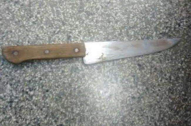 Homem tenta matar primo a facadas, mas vítima se defende com banco de madeira