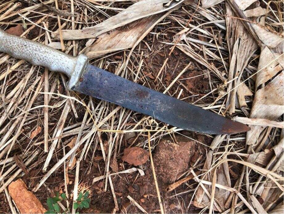 Polícia apreendeu faca usada em crime (Foto: Divulgação)
