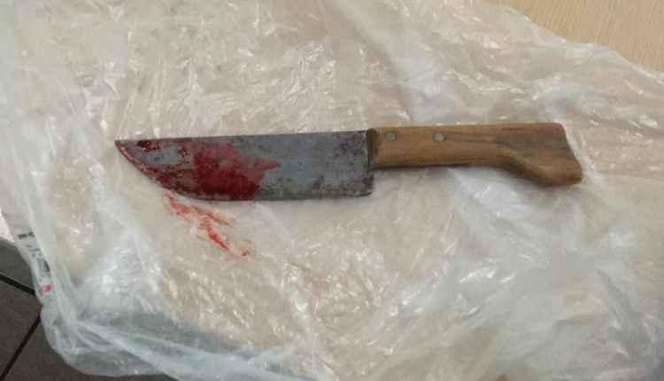 Funcionário de seringal é encontrado esfaqueado no tórax em frente à casa após briga com colega