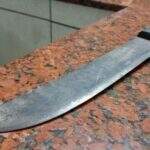 ‘Nego safado’: pedreiro cobra pagamento, mas é xingado e perseguido com facão em MS